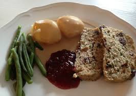 Köttfärslimpa med gräddsås och kokt potatis